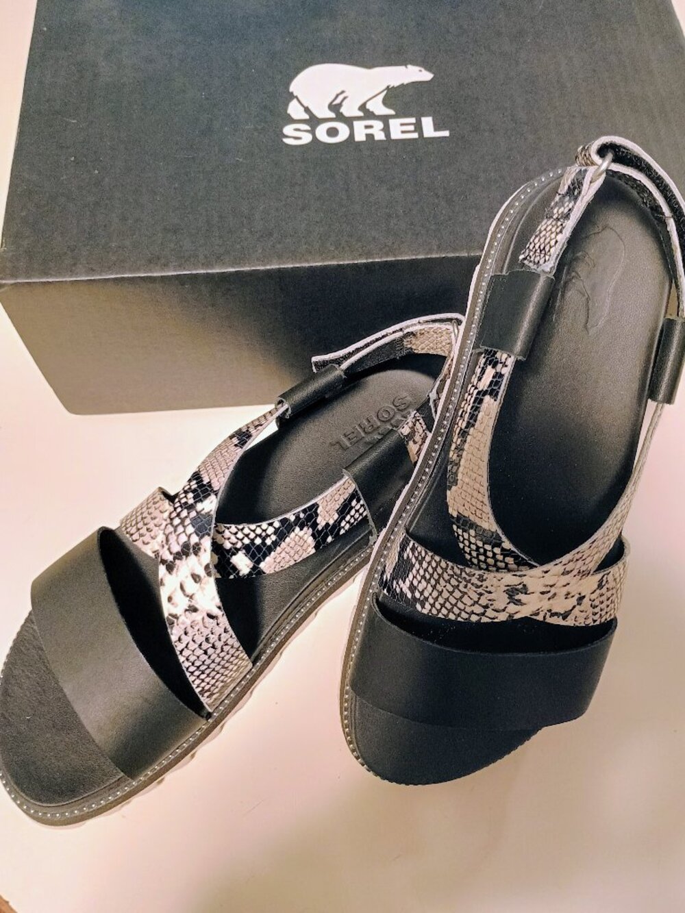 Fun, comfy Sorel roaming criss cross snake print sandals, like new!  Ladies 8.